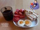 Snídaně: Domácí celozrnné pečivo (peču každý pátek), máslo, camembert, vajíčka, rajčata, kafe.