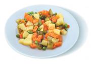 Bramborový salát bez majonézy, více zeleniny - Porce na obrázku odpovídá 400 kJ.